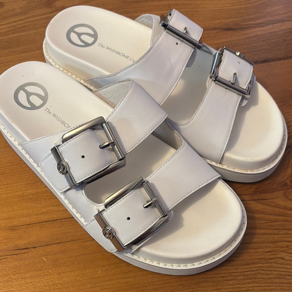 THE WISHBONE White Leather adjustable cushioned sole Size 7 worn twice